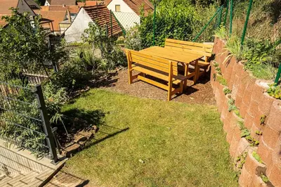 Ein Garten an der Unterkunft Ferienhaus Zum Waldrand