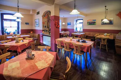 Ein Restaurant oder anderes Speiselokal in der Unterkunft Gasthaus Krone