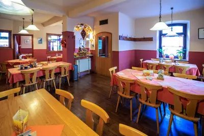 Ein Restaurant oder anderes Speiselokal in der Unterkunft Gasthaus Krone