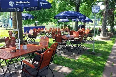 Ein Garten an der Unterkunft Gasthaus Goldener Stern