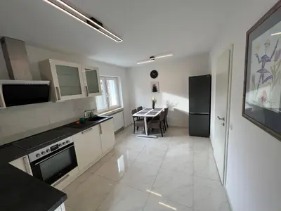 Küche/Küchenzeile in der Unterkunft Wunderschöne Unterkunft mit Terrasse - 24h7t Checkin