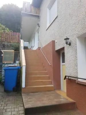 Das Gebäude in dem sich das Ferienhaus befindet
