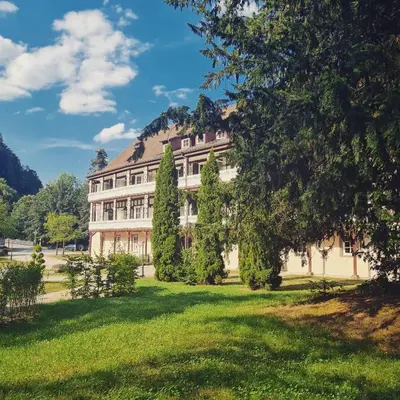 Ein Garten an der Unterkunft OSCARS Hotel 1415