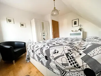 Ein Bett oder Betten in einem Zimmer der Unterkunft Herzensort - Schönes Haus mit Terrasse und Gartenblick