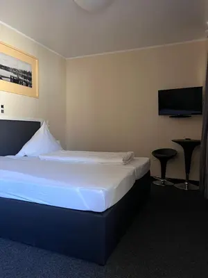 Ein Bett oder Betten in einem Zimmer der Unterkunft Sleep & Living Forst ehem Corona