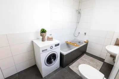Ein Badezimmer in der Unterkunft Spacious 6 Room Flat *Balcony & Terrace*