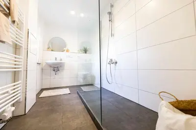 Ein Badezimmer in der Unterkunft Spacious 6 Room Flat *Balcony & Terrace*