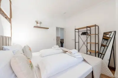 Ein Bett oder Betten in einem Zimmer der Unterkunft BackHome - SUITE L - Parkhaus - Fantastische Schlosslage - SmartTV - Waschmaschine - Netflix - 50qm - 24h Checkin- Apartment 1