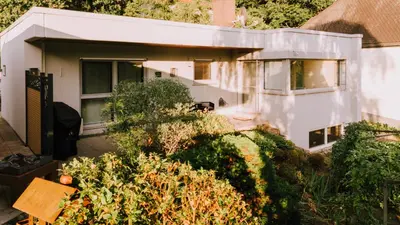 Ein Garten an der Unterkunft Wald Idyll Klingenberg Designhaus mit Klimaanlage Hollands Ferienhaus