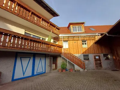 Das Gebäude in dem sich der Bauernhof befindet