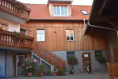 Das Gebäude in dem sich der Bauernhof befindet