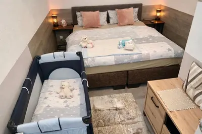 Ein Bett oder Betten in einem Zimmer der Unterkunft 2 Room Galerie Einliegerwohnung in Rheinstetten, Messe Nähe, Rollstuhlfahrer geeignet