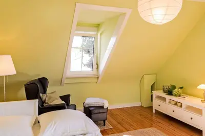 Ein Bett oder Betten in einem Zimmer der Unterkunft Charmante, großzügige Ferienwohnung Villa Fleurie