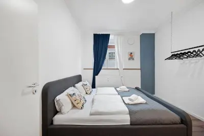 Ein Bett oder Betten in einem Zimmer der Unterkunft BackHome - SUITE XL - Parkhaus - Fantastische Schlosslage - SmartTV - Waschmaschine - Netflix - 90qm - 24h Checkin- Apartment 6