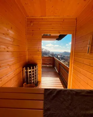 Ein allgemeiner Bergblick oder ein Berglick von der Villa aus