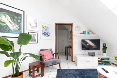 TV/Unterhaltungsangebot in der Unterkunft ÄSTAY - BoxSpring auch als Einzelbetten, voll ausgestattete Küche, Eco-Friendly, Radfahren & Wandern, inkl XL Parkplatz