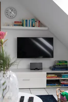 TV/Unterhaltungsangebot in der Unterkunft ÄSTAY - BoxSpring auch als Einzelbetten, voll ausgestattete Küche, Eco-Friendly, Radfahren & Wandern, inkl XL Parkplatz