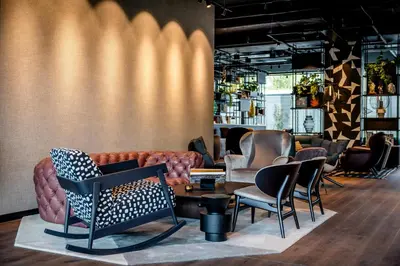 Ein Sitzbereich in der Unterkunft Motel One Karlsruhe