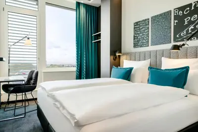 Ein Bett oder Betten in einem Zimmer der Unterkunft Motel One Karlsruhe