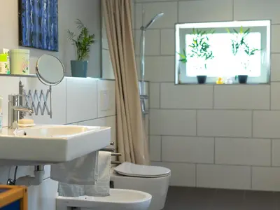 Ein Badezimmer in der Unterkunft Parterre Lounge mit Terrasse -Nähe Karlsruhe & KIT - ohne Treppen -barrierefreie Dusche