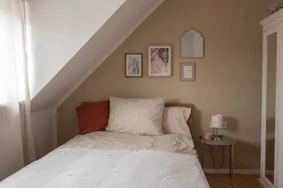 Ein Bett oder Betten in einem Zimmer der Unterkunft Altbau Appartement - klein aber oho