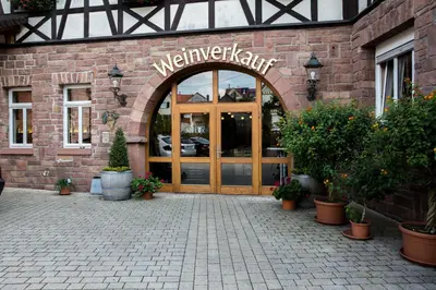 Eine Fassade oder ein Eingang zu Weingut Schreieck VINOTEL & GUTSHAUS