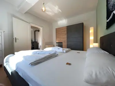 Ein Bett oder Betten in einem Zimmer der Unterkunft Romantisches Kamin-Apartment by Rabe - Gartenabteil, Smart-TV, Netflix