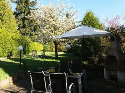 Ein Garten an der Unterkunft Gemütliche, helle Wohnung im Luftkurort Dansenberg