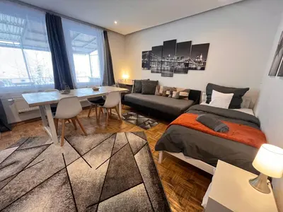 Ein Sitzbereich in der Unterkunft Großes Apartment Aschaffenburg 4 Schlafzimmer bis zu 10 Personen Mainpark Apartment Mainaschaff