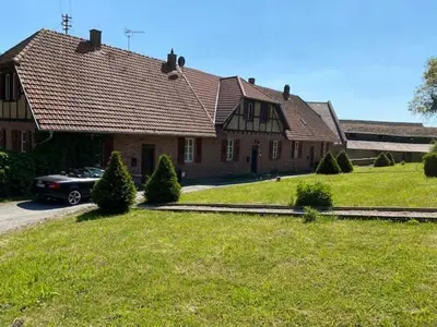 Das Gebäude in dem sich das Ferienhaus befindet