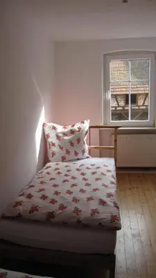 Ein Bett oder Betten in einem Zimmer der Unterkunft Winzeranwesen - Weingut Christian Eberley - Haupthaus I MINDESTAUFENTHALT 4 NÄCHTE - MINIMUM STAY 4 NIGHTS