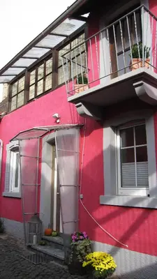 Das Gebäude in dem sich das Ferienhaus befindet