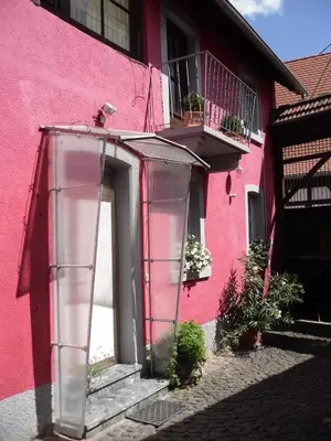 Das Gebäude in dem sich das Ferienhaus befindet