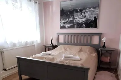 Ein Bett oder Betten in einem Zimmer der Unterkunft Schönes gemütliches Haus TopLage