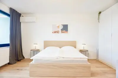 Ein Bett oder Betten in einem Zimmer der Unterkunft NEU modernes Apartment in Top Lage, free Parking max 1,65m Höhe und 1,8m Breite