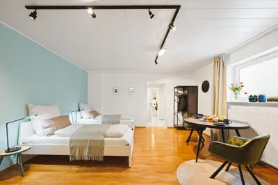 Ein Bett oder Betten in einem Zimmer der Unterkunft 1BR 2Beds - kleiner privater Innenhof- Barrierefrei! -frisch saniert - Mozart EINS