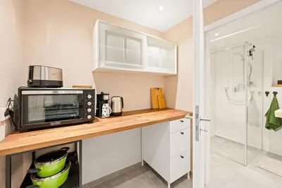 Küche/Küchenzeile in der Unterkunft 1BR 2Beds - kleiner privater Innenhof- Barrierefrei! -frisch saniert - Mozart EINS