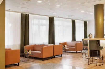 Ein Sitzbereich in der Unterkunft H+ Hotel Darmstadt