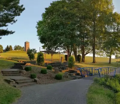 Ein Garten an der Unterkunft Gemütliches Apartment am Kurhaus in Dobel