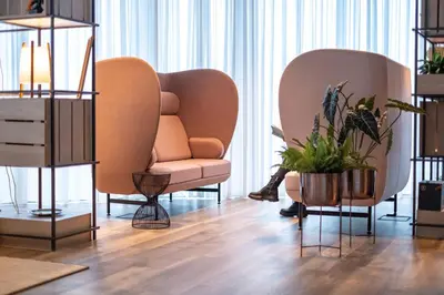 Ein Sitzbereich in der Unterkunft IntercityHotel Karlsruhe