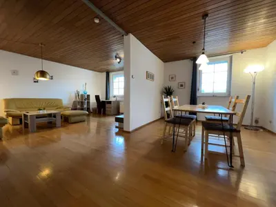 Ein Sitzbereich in der Unterkunft Große Maisonette-Wohnung by Rabe - Gartenabteil, Smart-TV, Netflix