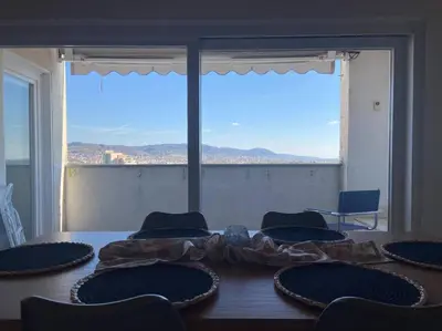 Ein allgemeiner Bergblick oder ein Berglick von der Ferienwohnung aus