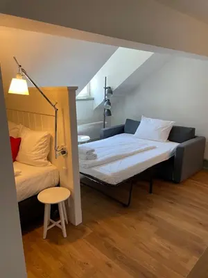 Ein Bett oder Betten in einem Zimmer der Unterkunft Palmbräu Altstadt Appartments