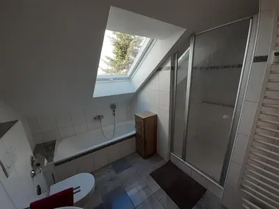 Ein Badezimmer in der Unterkunft Fewo Steinhohle, DG 45qm, 1 Schlafzimmer & 1 Wohn-Esszimmer mit Bett
