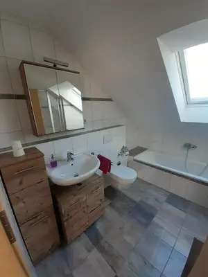 Ein Badezimmer in der Unterkunft Fewo Steinhohle, DG 45qm, 1 Schlafzimmer & 1 Wohn-Esszimmer mit Bett