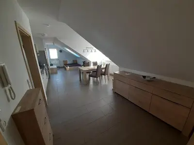 Ein Sitzbereich in der Unterkunft Fewo Steinhohle, DG 45qm, 1 Schlafzimmer & 1 Wohn-Esszimmer mit Bett
