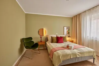 Ein Bett oder Betten in einem Zimmer der Unterkunft Bella, Stil des Expressionismus