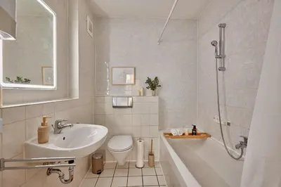 Ein Badezimmer in der Unterkunft Bella, Stil des Expressionismus