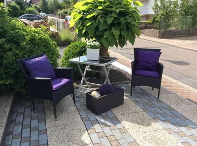 Ein Garten an der Unterkunft Ferienwohnung Kirschenlohr