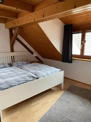 Ein Bett oder Betten in einem Zimmer der Unterkunft Sonniges Ferienapartment am Alten Binauer Schloss